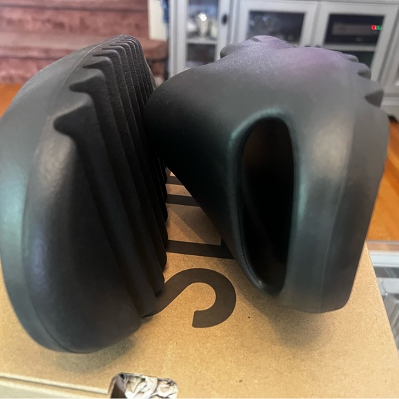 Authentic Yeezy slide. Mens size 7- fits women size 8 - Picture 5 of 9